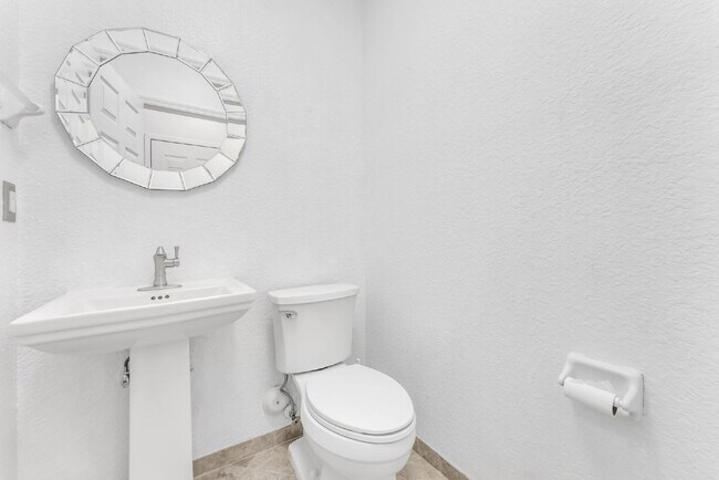 Building Photo - Stunning lakefront townhouse in gated Homestead community.