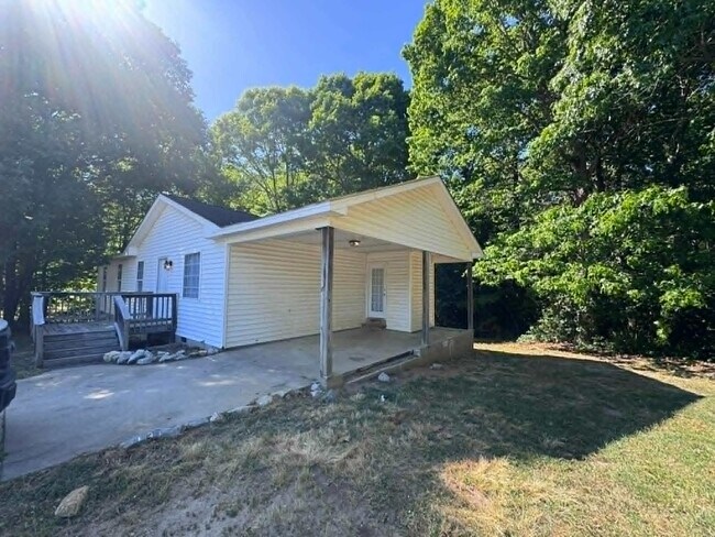 Building Photo - 224 Pond Ave