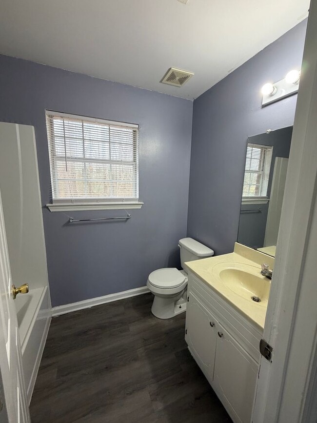 Building Photo - 3 Bd 2 Ba 1200 sq ft Townhouse