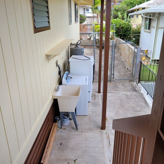 Building Photo - Kapahulu 3 bed, 2 bath single family home