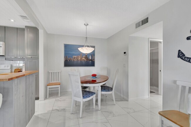 Building Photo - 1182 S Drive Cir