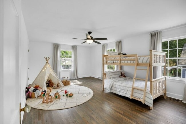 Building Photo - 1212 W Healey St