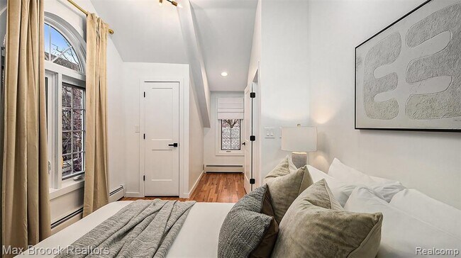 Building Photo - 343 S Elm St