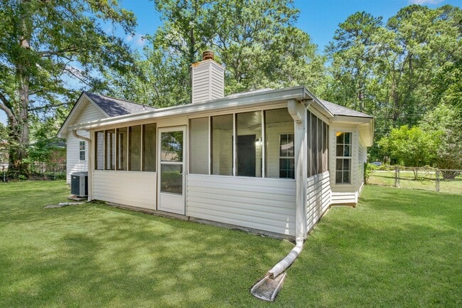 Building Photo - Spacious 3 Bedroom home