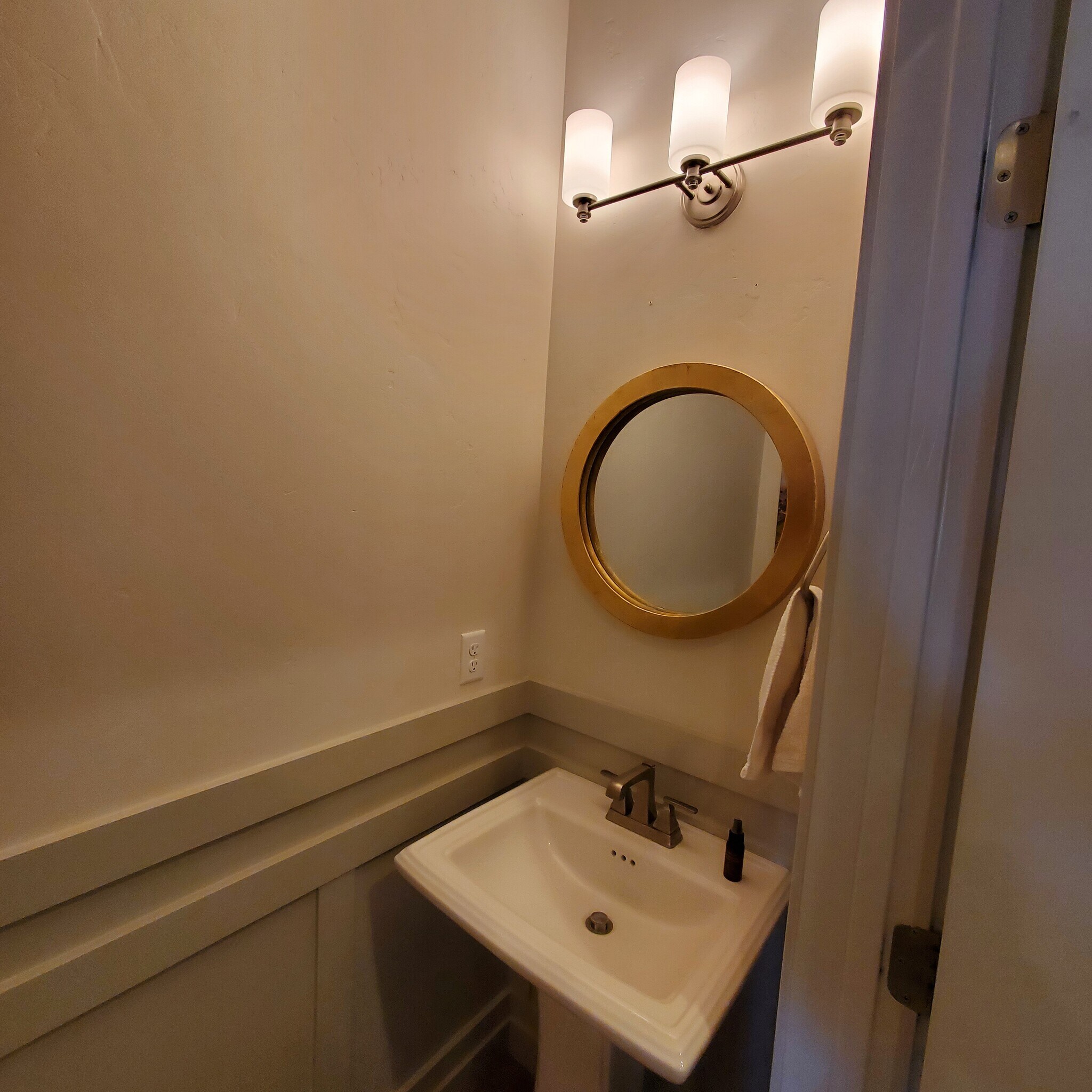1/2 Bathroom - 261 E Ellen Ln