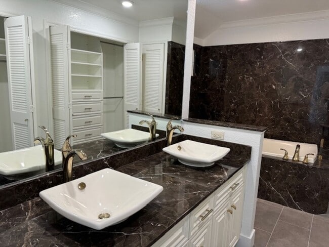 Building Photo - Tri-level townhome in highly desirable Dia...