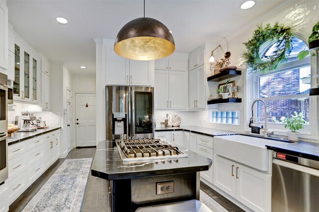 Building Photo - 14 Twilight Glen Ct