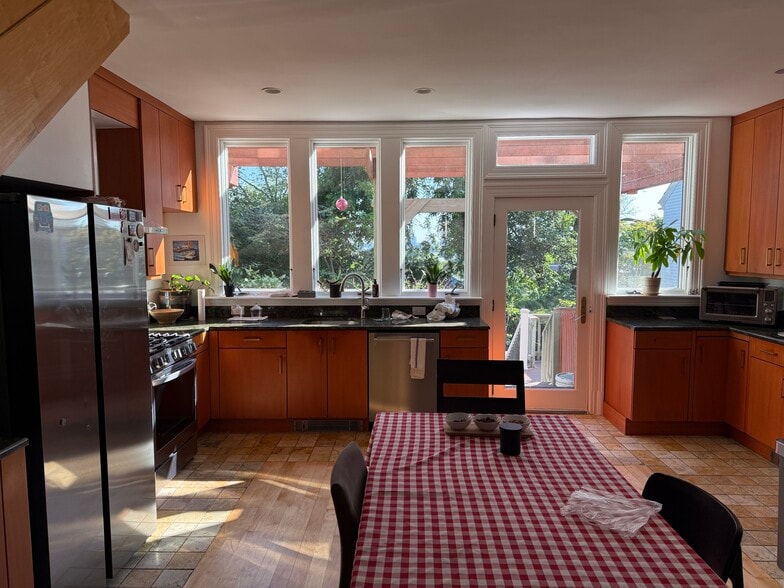 Building Photo - 96 Munroe St