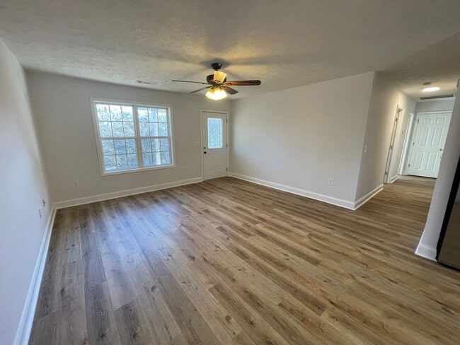 Building Photo - Updated 3/2 House in Silver Creek- $1,495