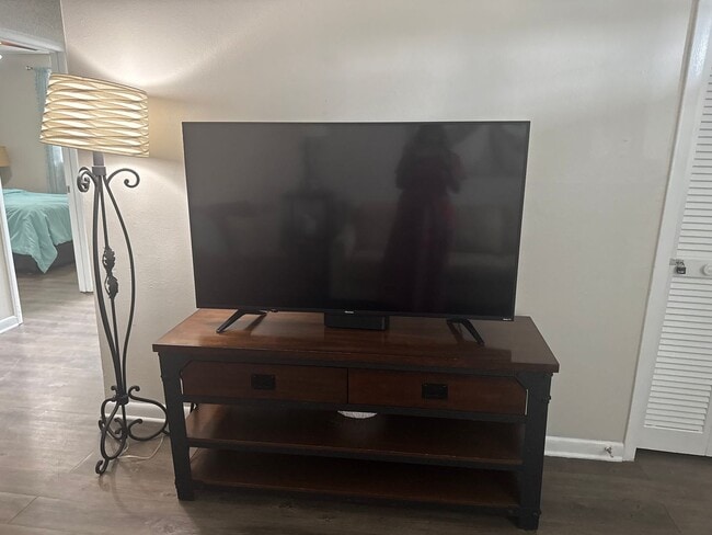 Building Photo - Fully Renovated 2 Bed / 1 Bath Apartment! ...