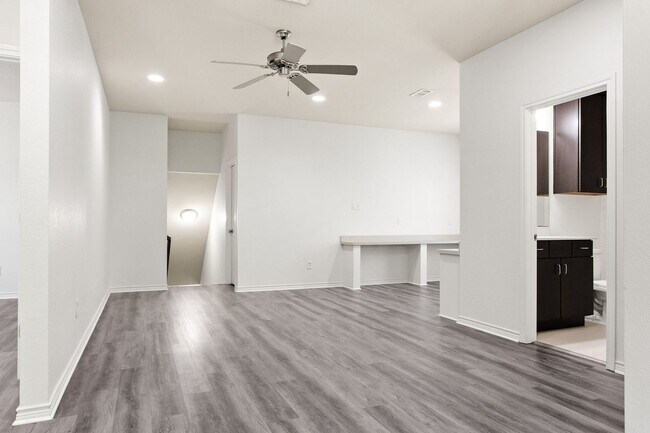 Building Photo - * MOVE IN SUMMER 07/03/2027 * 6 Bed 4 Bath Home, Walk to TCU Light Housekeeping Included