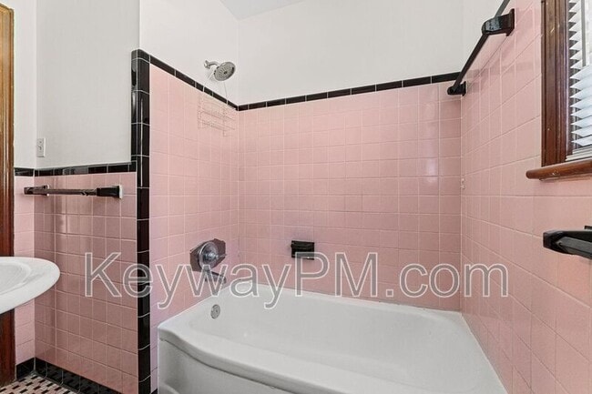 Building Photo - 1457 Columbia Hwy N