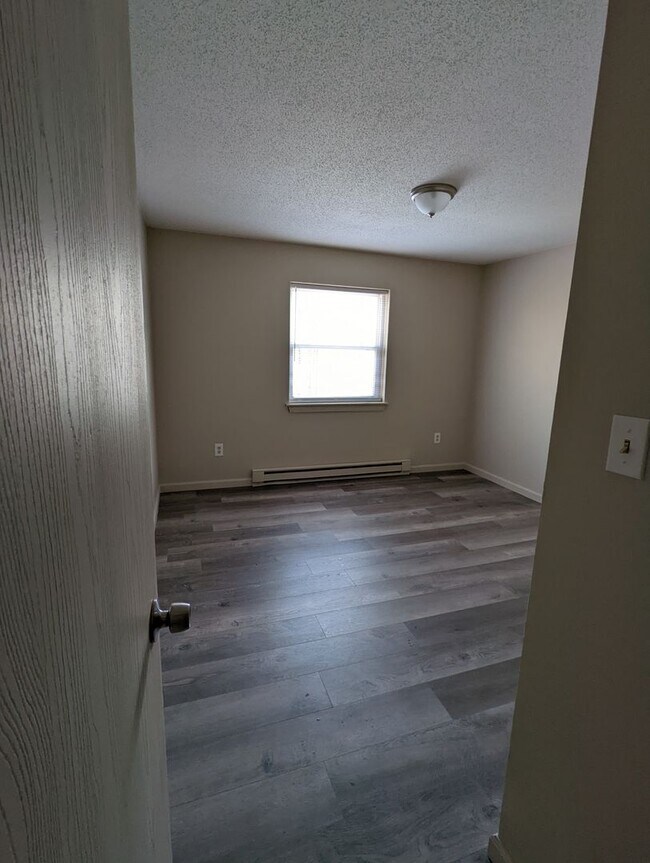 Building Photo - Main Level Renovated 2 Bedroom Apartment