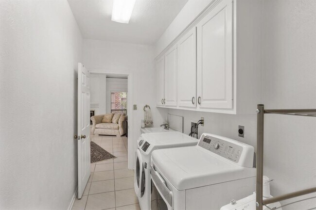 Building Photo - 1406 Kelliwood Oaks Dr