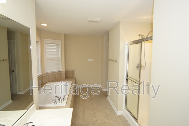 Building Photo - 11100 Autumn Hollow Ln