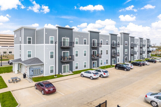 Building Photo - Welcome to Lion’s Gate Apartments – Luxury Living in the Heart of Newton, Iowa