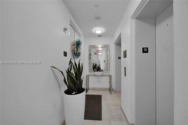 Building Photo - 16001 Collins Ave