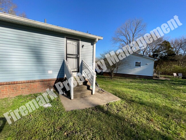 Building Photo - 2 Bdr, 1 Bath, 1 Story Duplex (Left Side)