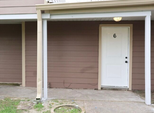 Building Photo - 7515 Bayway Dr