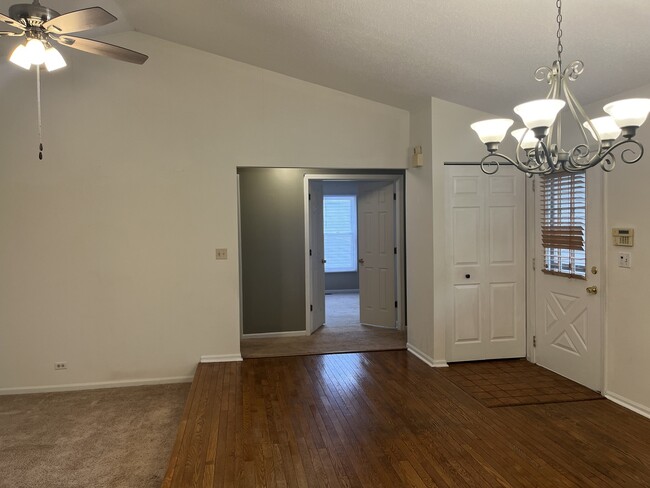 Building Photo - 821 Brentwood Dr