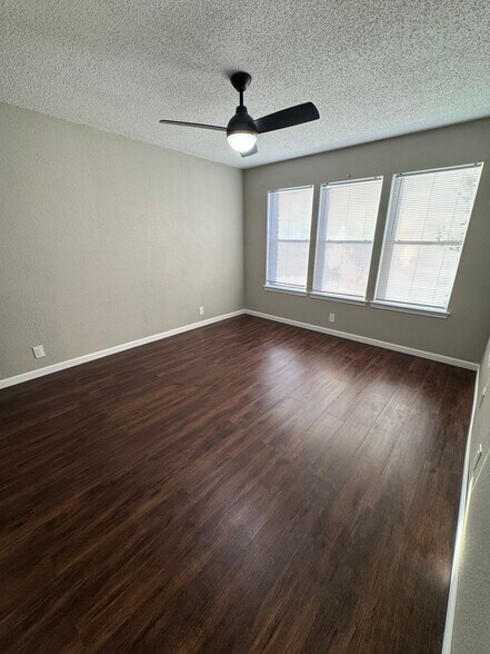 Building Photo - 6101 Parkwood Dr