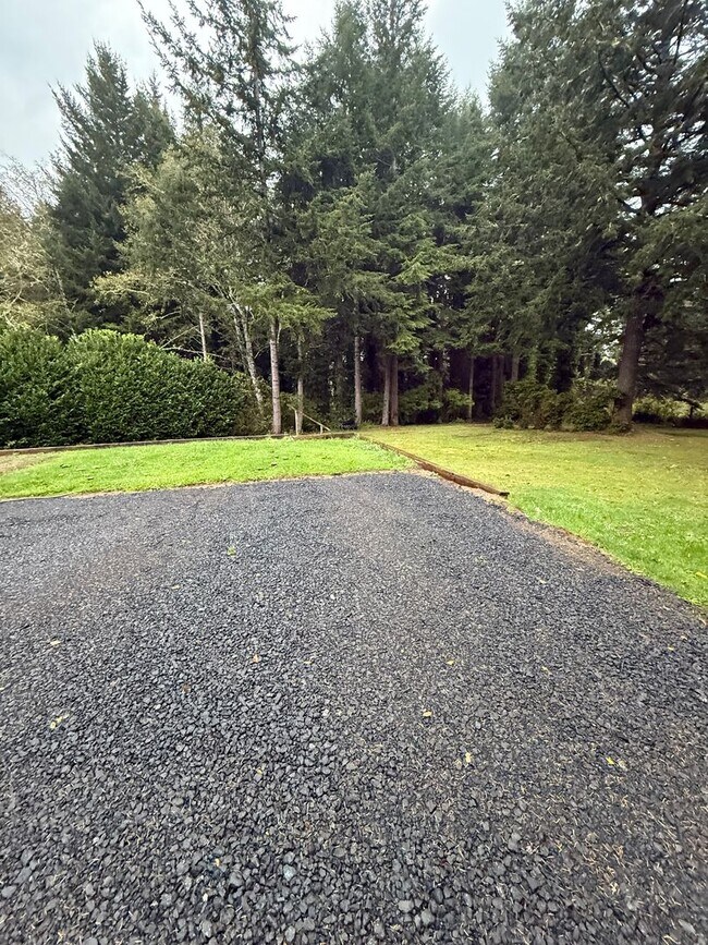 Building Photo - Newly Updated! 3 Bed/2 Bath House on a Lar...