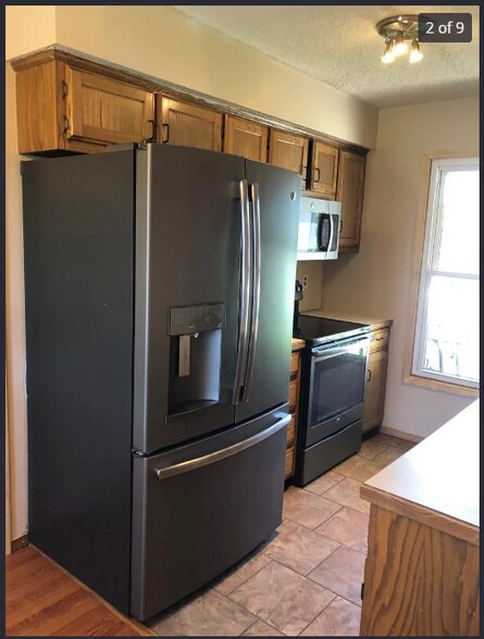 Building Photo - 215 E New Melville Rd