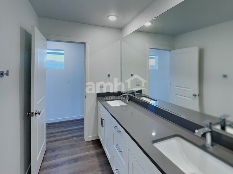 Building Photo - 23553 E 3rd Pl