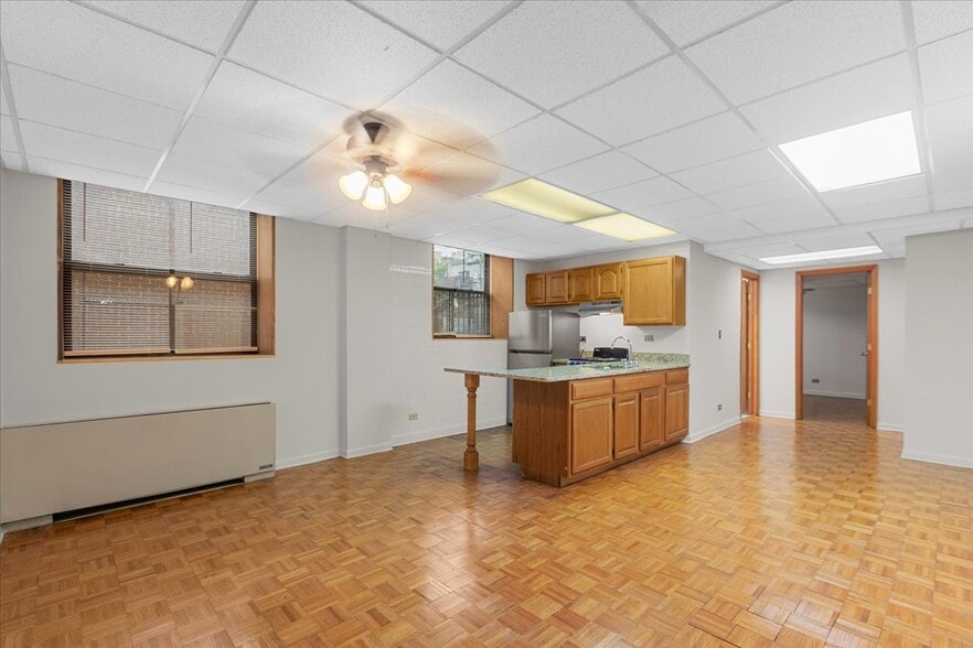 Building Photo - 620 W Belmont Ave