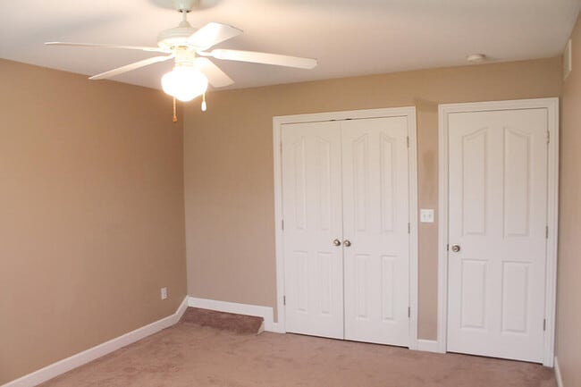 Building Photo - 1304 E Brown School Rd