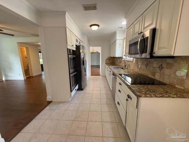 Building Photo - 905 Poinciana Dr