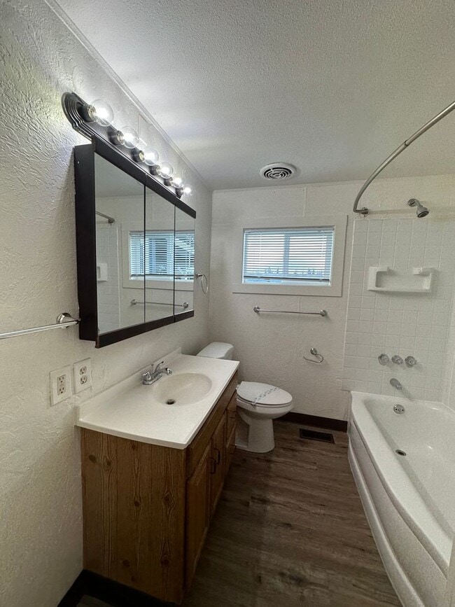 Building Photo - 3 BEDROOM 1 BATH APARTMENT LOCATED IN NORT...
