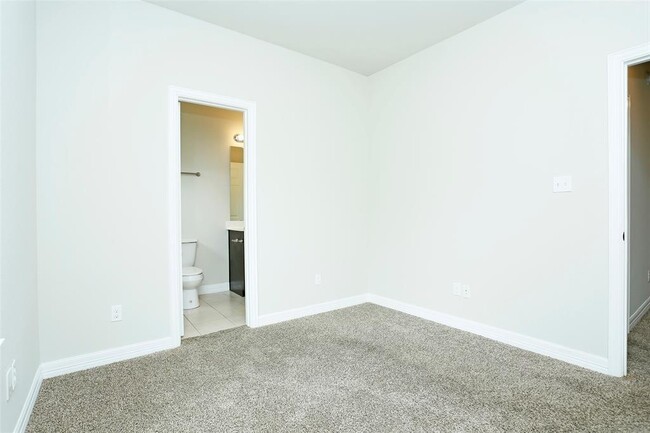 Building Photo - 990 Grenshaw St