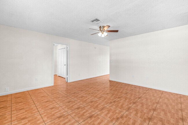 Building Photo - 4867 Gulfstream Rd