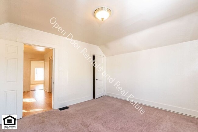 Building Photo - 608 1/2 Anderson