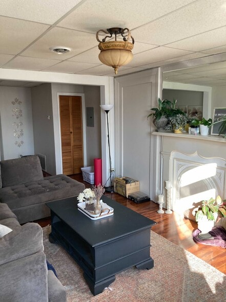 Large Living Area - 173 36th St