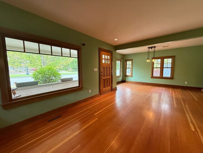 Building Photo - Craftsman home near Downtown Ashland | Ava...