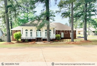 Building Photo - Renovated beauty near the country club and golf course!