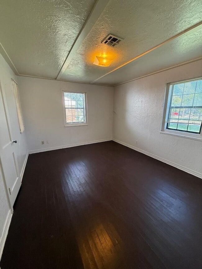 Building Photo - 1 Bed 1 Bath Duplex For Lease!