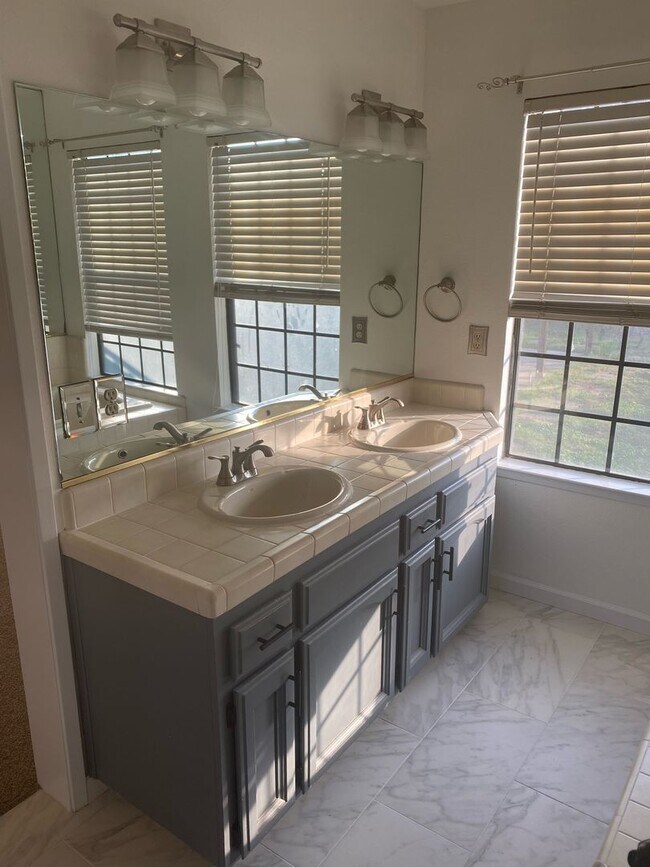 Building Photo - 407 Hoover Ave