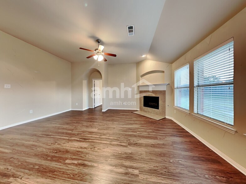 Building Photo - 1031 Hollow Creek Dr