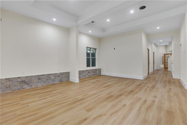 Building Photo - 3228 Silver Lake Dr NE