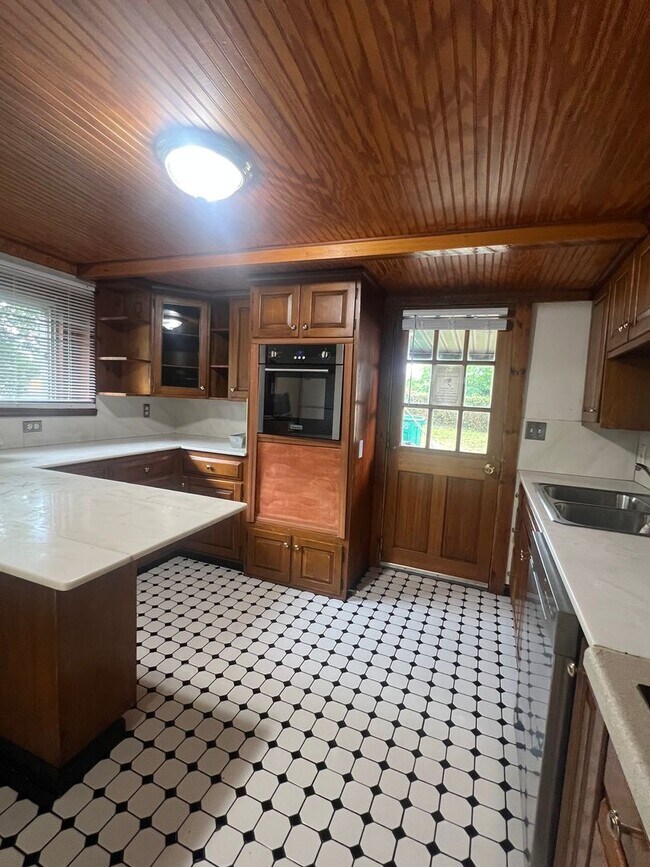 Building Photo - Spacious 3 Bedroom House Available Now!