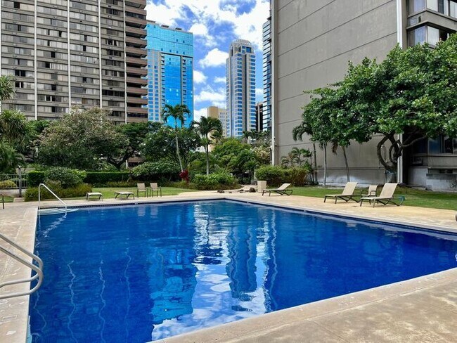 Building Photo - Kukui Plaza: Renovated 1 Bed, 1 Bath Condo...
