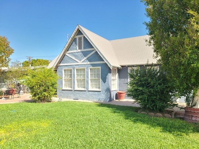 Building Photo - Home with All Utilities Included Now Available in Calexico!