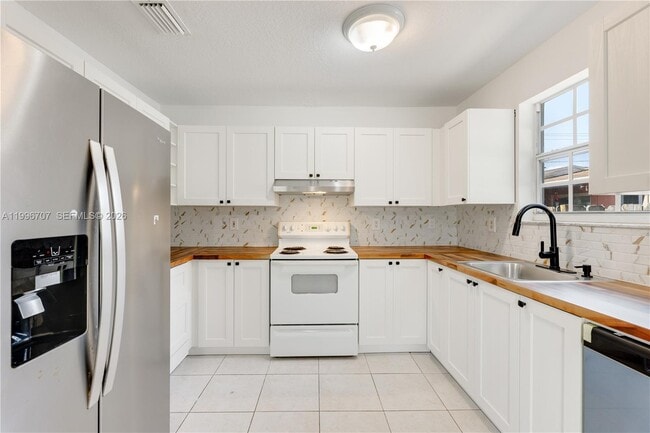 Building Photo - 3027 SW 24th St