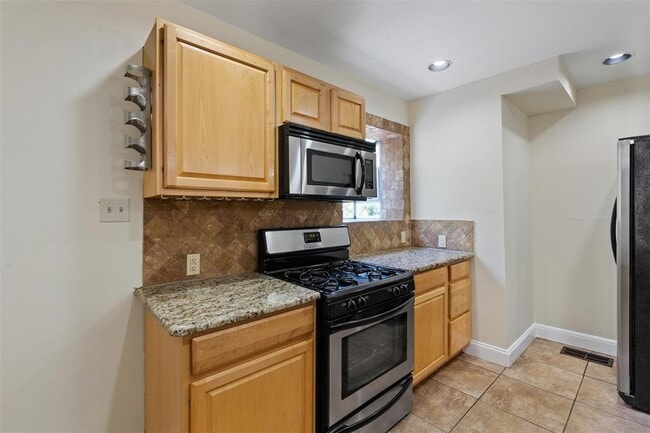 Building Photo - 914 E 32nd St