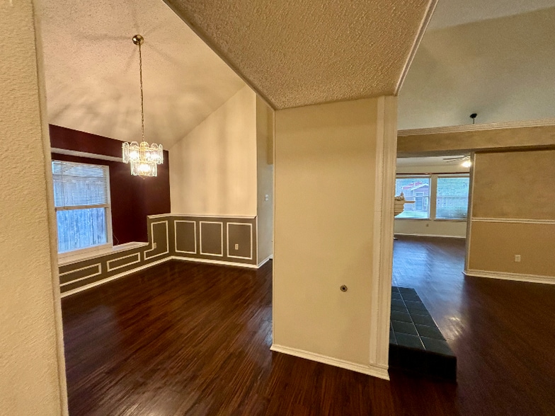 Building Photo - 2202 Bowie Ln