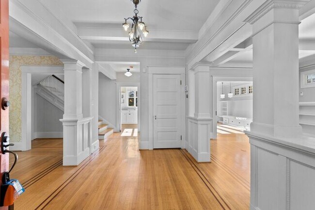 Building Photo - Stunning 1909 Craftsman w/ AC in Coveted Capitol Hill