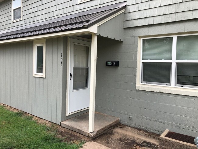 Building Photo - 2 bed, 1 bath condo
